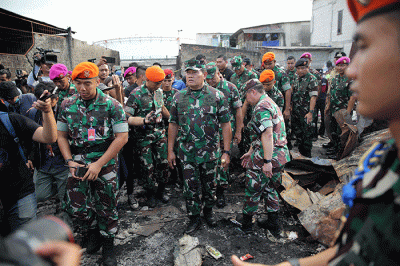 Panglima TNI Laksamana TNI Yudo Margono (tengah) beserta jajarannya meninjau lokasi permukiman yang terdampak kebakaran Depo Pertamina Plumpang.