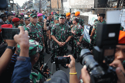 Panglima TNI Laksamana TNI Yudo Margono (tengah) beserta jajarannya meninjau lokasi permukiman yang terdampak kebakaran Depo Pertamina Plumpang.