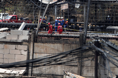 Sejumlah petugas berada di lokasi kebakaran Depo Pertamina Plumpang, Jakarta Utara, Jakarta, Senin (6/3/2023).