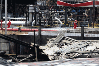 Sejumlah petugas berada di lokasi kebakaran Depo Pertamina Plumpang, Jakarta Utara, Jakarta, Senin (6/3/2023).