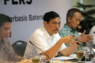 Keterangan pers terkait pemberian subsidi kendaraan bermotor listrik berbasis baterai (KBLBB) di Kantor Kemenko Kemaritiman dan Investasi, Jakarta.