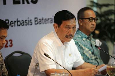 Keterangan pers terkait pemberian subsidi kendaraan bermotor listrik berbasis baterai (KBLBB) di Kantor Kemenko Kemaritiman dan Investasi, Jakarta.