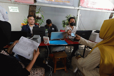 Petugas Suku Dinas Kependudukan dan Pencatatan Sipil Kota Administrasi Jakarta Utara melayani warga korban terdampak kebakaran Depo Pertamina Plumpang.