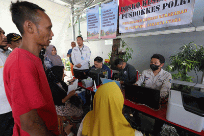 Petugas Suku Dinas Kependudukan dan Pencatatan Sipil Kota Administrasi Jakarta Utara melayani warga korban terdampak kebakaran Depo Pertamina Plumpang.