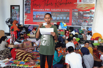 Petugas Suku Dinas Kependudukan dan Pencatatan Sipil Kota Administrasi Jakarta Utara melayani warga korban terdampak kebakaran Depo Pertamina Plumpang.