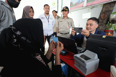 Petugas Suku Dinas Kependudukan dan Pencatatan Sipil Kota Administrasi Jakarta Utara melayani warga korban terdampak kebakaran Depo Pertamina Plumpang.