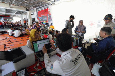 Petugas Suku Dinas Kependudukan dan Pencatatan Sipil Kota Administrasi Jakarta Utara melayani warga korban terdampak kebakaran Depo Pertamina Plumpang.