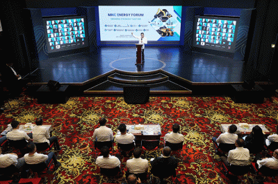 Executive Chairman MNC Group Hary Tanoesoedibjo memberikan paparannya saat menjadi pembicara dalam forum Management PT MNC Energy Investments Tbk.