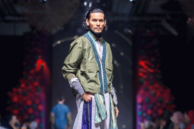 Sejumlah model berjalan di cat walk saat Opening Ceremony Muslim Fashion Festival (MUFFEST+) di The Westin Hotel Jakarta, Selasa (7/3/2023).
