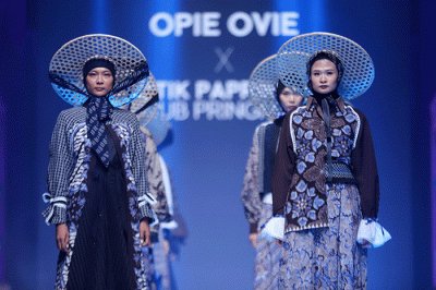 Sejumlah model berjalan di cat walk saat Opening Ceremony Muslim Fashion Festival (MUFFEST+) di The Westin Hotel Jakarta, Selasa (7/3/2023).