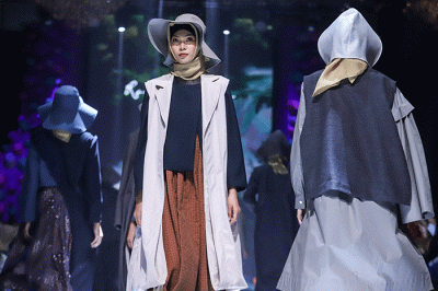 Sejumlah model berjalan di cat walk saat Opening Ceremony Muslim Fashion Festival (MUFFEST+) di The Westin Hotel Jakarta, Selasa (7/3/2023).