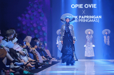 Sejumlah model berjalan di cat walk saat Opening Ceremony Muslim Fashion Festival (MUFFEST+) di The Westin Hotel Jakarta, Selasa (7/3/2023).