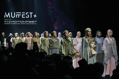 Sejumlah model berjalan di cat walk saat Opening Ceremony Muslim Fashion Festival (MUFFEST+) di The Westin Hotel Jakarta, Selasa (7/3/2023).
