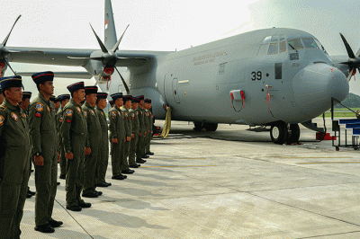 Penerbang TNI AU Ltk Anjoe Manik saat menjelaskan kokpit Pesawat C-130J Super Hercules A-1339 di Lanud Halim Perdanakusuma, Jakarta, Rabu (8/3/2023).