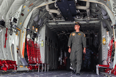 Penerbang TNI AU Ltk Anjoe Manik saat menjelaskan kokpit Pesawat C-130J Super Hercules A-1339 di Lanud Halim Perdanakusuma, Jakarta, Rabu (8/3/2023).