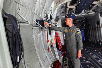 Penerbang TNI AU Ltk Anjoe Manik saat menjelaskan kokpit Pesawat C-130J Super Hercules A-1339 di Lanud Halim Perdanakusuma, Jakarta, Rabu (8/3/2023).