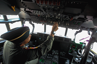 Penerbang TNI AU Ltk Anjoe Manik saat menjelaskan kokpit Pesawat C-130J Super Hercules A-1339 di Lanud Halim Perdanakusuma, Jakarta, Rabu (8/3/2023).