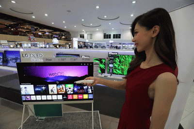 Model mencoba LG TV OLED Pose di Jakarta, Selasa (7/3/2023).