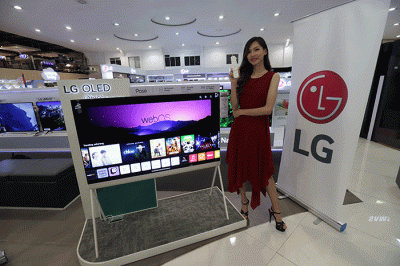 Model mencoba LG TV OLED Pose di Jakarta, Selasa (7/3/2023).