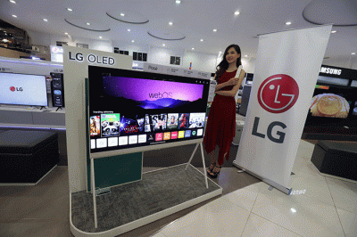 Model mencoba LG TV OLED Pose di Jakarta, Selasa (7/3/2023).