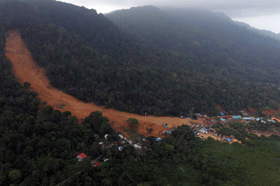 Foto udara Kampung Genteng, Desa Pangkalan, Kecamatan Serasan, Kabupaten Natuna yang terdampak tanah longsor, Rabu (8/3/2023).