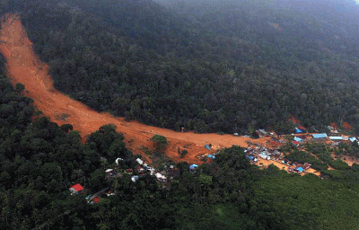 Foto udara Kampung Genteng, Desa Pangkalan, Kecamatan Serasan, Kabupaten Natuna yang terdampak tanah longsor, Rabu (8/3/2023).