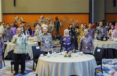 Menaker Ida Fauziyah secara resmi membuka Rapat Koordinasi Kerja Sama Penyelenggaraan Pelatihan Sumber Daya Manusia Ketenagakerjaan Tahun 2023 di Bandung.