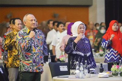 Menaker Ida Fauziyah secara resmi membuka Rapat Koordinasi Kerja Sama Penyelenggaraan Pelatihan Sumber Daya Manusia Ketenagakerjaan Tahun 2023 di Bandung.
