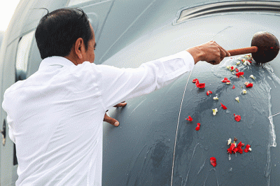 Presiden Joko Widodo menarik kain penutup tanda penempatan pesawat C-130J-30 Super Hercules A-1339 untuk Skadron 31 di Lanud Halim Perdanakusuma, Jakarta.