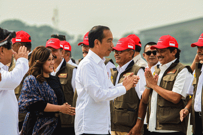 Presiden Joko Widodo menarik kain penutup tanda penempatan pesawat C-130J-30 Super Hercules A-1339 untuk Skadron 31 di Lanud Halim Perdanakusuma, Jakarta.