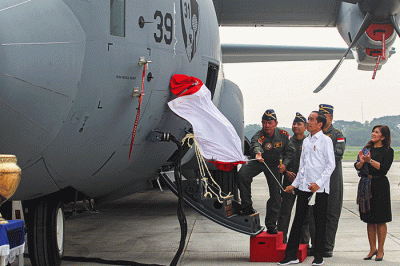 Presiden Joko Widodo menarik kain penutup tanda penempatan pesawat C-130J-30 Super Hercules A-1339 untuk Skadron 31 di Lanud Halim Perdanakusuma, Jakarta.