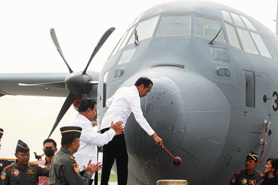 Presiden Joko Widodo menarik kain penutup tanda penempatan pesawat C-130J-30 Super Hercules A-1339 untuk Skadron 31 di Lanud Halim Perdanakusuma, Jakarta.