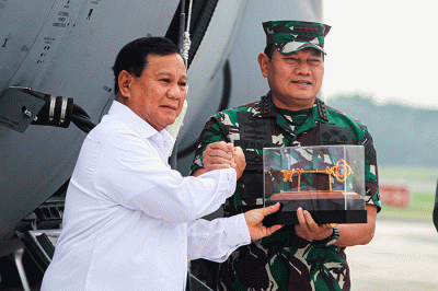 Presiden Joko Widodo menarik kain penutup tanda penempatan pesawat C-130J-30 Super Hercules A-1339 untuk Skadron 31 di Lanud Halim Perdanakusuma, Jakarta.