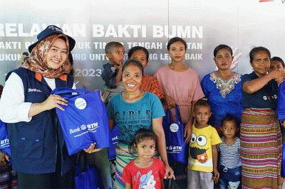 Para Relawan Bakti BUMN memberikan paket Pemberian Makanan Tambahan (PMT) kepada para ibu di Desa Kolbano, Timor Tengah Selatan, Nusa Tenggara Timur.