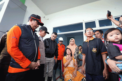 Kepala BNPB Letjen TNI Suharyanto (kiri) berinteraksi dengan warga pengungsi Puskesmas Serasan, Kecamatan Serasan, Kabupaten Natuna, Kepulauan Riau.
