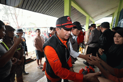 Kepala BNPB Letjen TNI Suharyanto (kiri) berinteraksi dengan warga pengungsi Puskesmas Serasan, Kecamatan Serasan, Kabupaten Natuna, Kepulauan Riau.