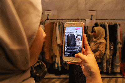 Pengunjung melihat busana yang dijajakan di salah satu stan pameran produk fesyen saat berlangsungnya Muslim Fashion Festival (MUFFEST+) 2023 di Jakarta.