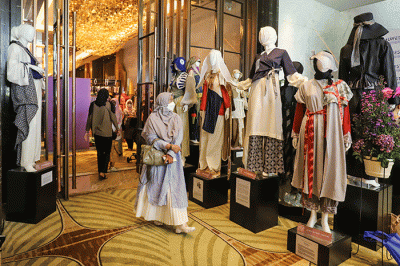 Pengunjung melihat busana yang dijajakan di salah satu stan pameran produk fesyen saat berlangsungnya Muslim Fashion Festival (MUFFEST+) 2023 di Jakarta.