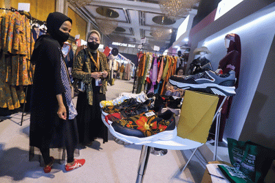 Pengunjung melihat busana yang dijajakan di salah satu stan pameran produk fesyen saat berlangsungnya Muslim Fashion Festival (MUFFEST+) 2023 di Jakarta.