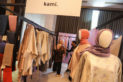 Pengunjung melihat busana yang dijajakan di salah satu stan pameran produk fesyen saat berlangsungnya Muslim Fashion Festival (MUFFEST+) 2023 di Jakarta.