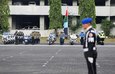 Panglima TNI Laksamana TNI Yudo Margono menaiki mobil komando mengecek pasukan pada upacara Gaktib dan Yustisi di Mabes TNI, Cilangkap, Jakarta.
