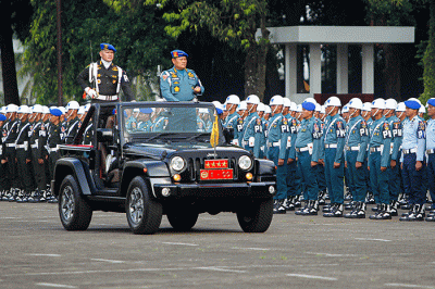 Panglima TNI Laksamana TNI Yudo Margono menaiki mobil komando mengecek pasukan pada upacara Gaktib dan Yustisi di Mabes TNI, Cilangkap, Jakarta.