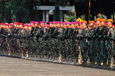 Panglima TNI Laksamana TNI Yudo Margono menaiki mobil komando mengecek pasukan pada upacara Gaktib dan Yustisi di Mabes TNI, Cilangkap, Jakarta.
