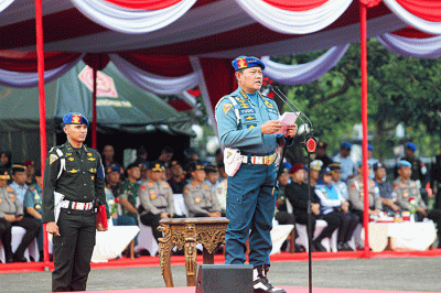 Panglima TNI Laksamana TNI Yudo Margono menaiki mobil komando mengecek pasukan pada upacara Gaktib dan Yustisi di Mabes TNI, Cilangkap, Jakarta.