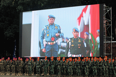 Panglima TNI Laksamana TNI Yudo Margono menaiki mobil komando mengecek pasukan pada upacara Gaktib dan Yustisi di Mabes TNI, Cilangkap, Jakarta.