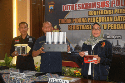 Dirreskrimsus Polda Jateng Kombes Pol Dwi Subagio (tengah) menunjukkan barang bukti kejahatan pencurian data pribadi untuk registrasi kartu perdana seluler.
