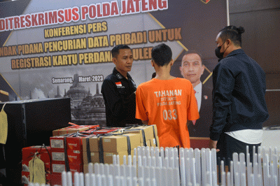 Dirreskrimsus Polda Jateng Kombes Pol Dwi Subagio (tengah) menunjukkan barang bukti kejahatan pencurian data pribadi untuk registrasi kartu perdana seluler.