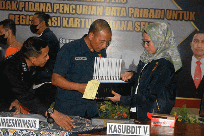 Dirreskrimsus Polda Jateng Kombes Pol Dwi Subagio (tengah) menunjukkan barang bukti kejahatan pencurian data pribadi untuk registrasi kartu perdana seluler.