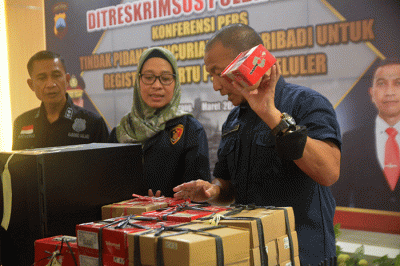 Dirreskrimsus Polda Jateng Kombes Pol Dwi Subagio (tengah) menunjukkan barang bukti kejahatan pencurian data pribadi untuk registrasi kartu perdana seluler.