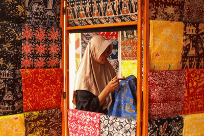 Pengrajin membuat batik di Kampung Batik Cibuluh Bogor, Rabu (8/3/2023).